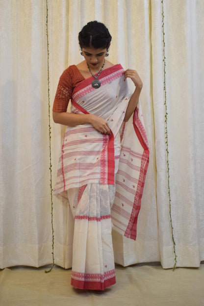 Sādhavi: White & Red Dhaniakhali Cotton Saree