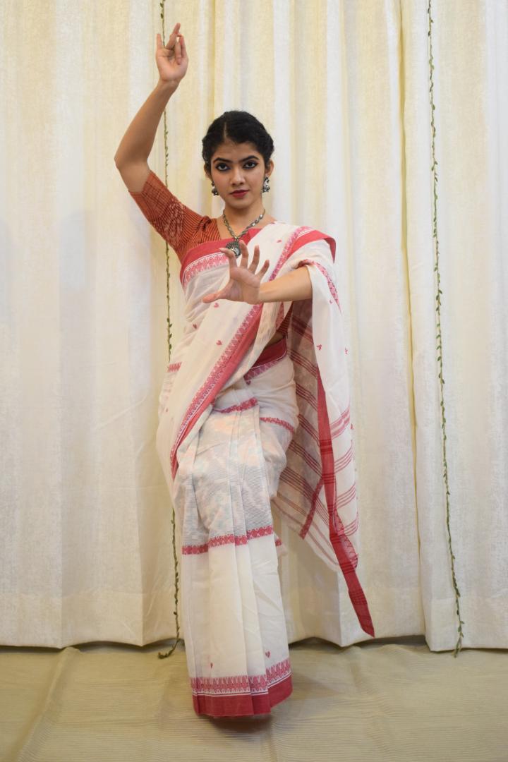 Sādhavi: White & Red Dhaniakhali Cotton Saree