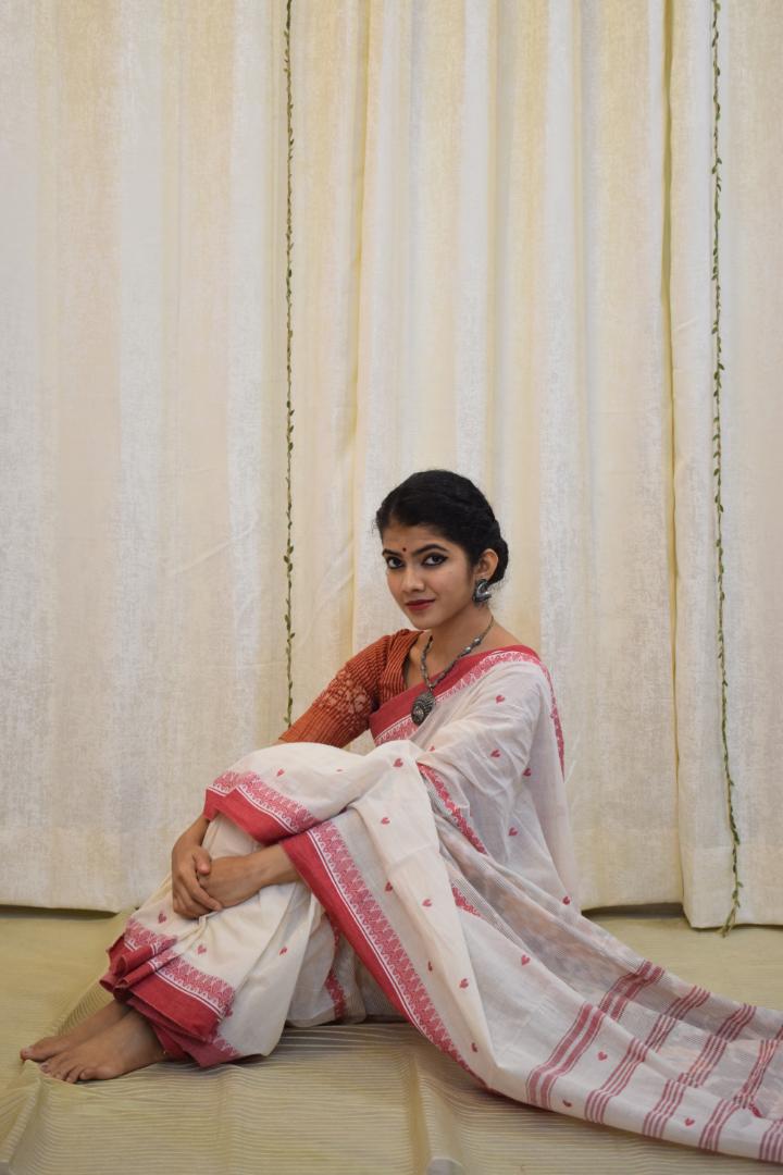 Sādhavi: White & Red Dhaniakhali Cotton Saree