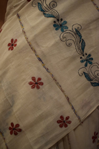 Pranavi: Pearl White Khadi Cotton Kantha Saree