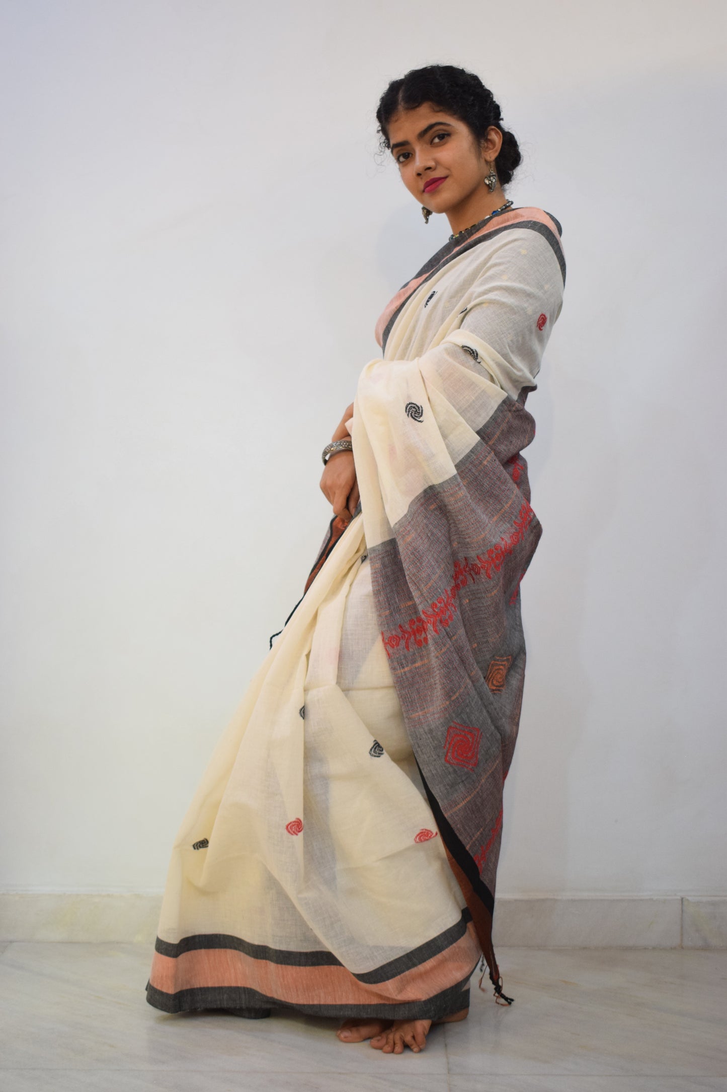 Hansikā- Off White Khadi Cotton Jamdani Saree