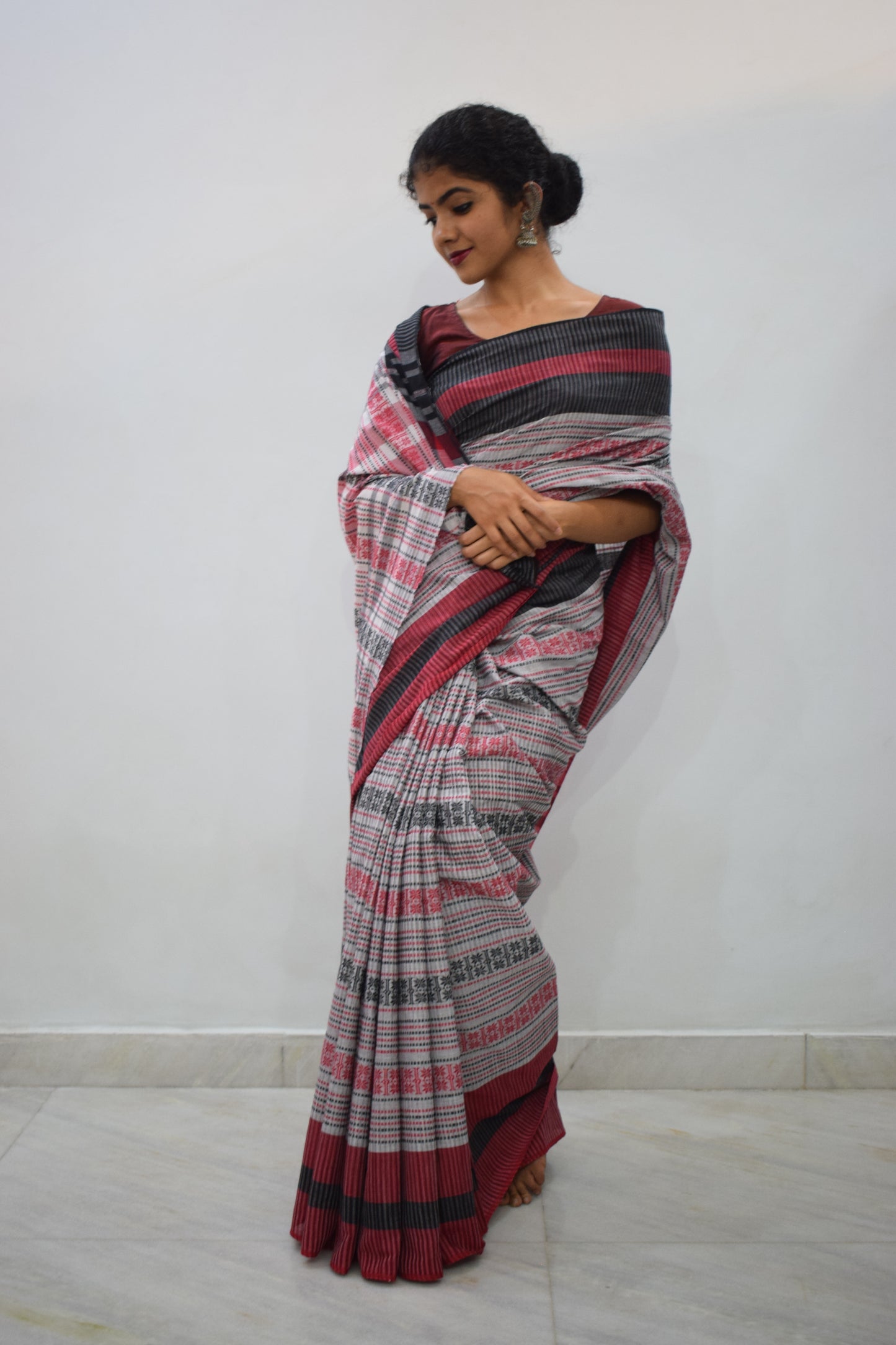 Samyuktā: Grey & Red Dhaniakhali Cotton Saree