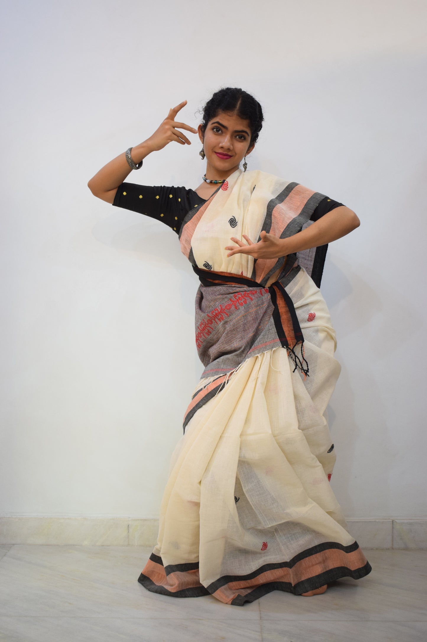 Hansikā- Off White Khadi Cotton Jamdani Saree