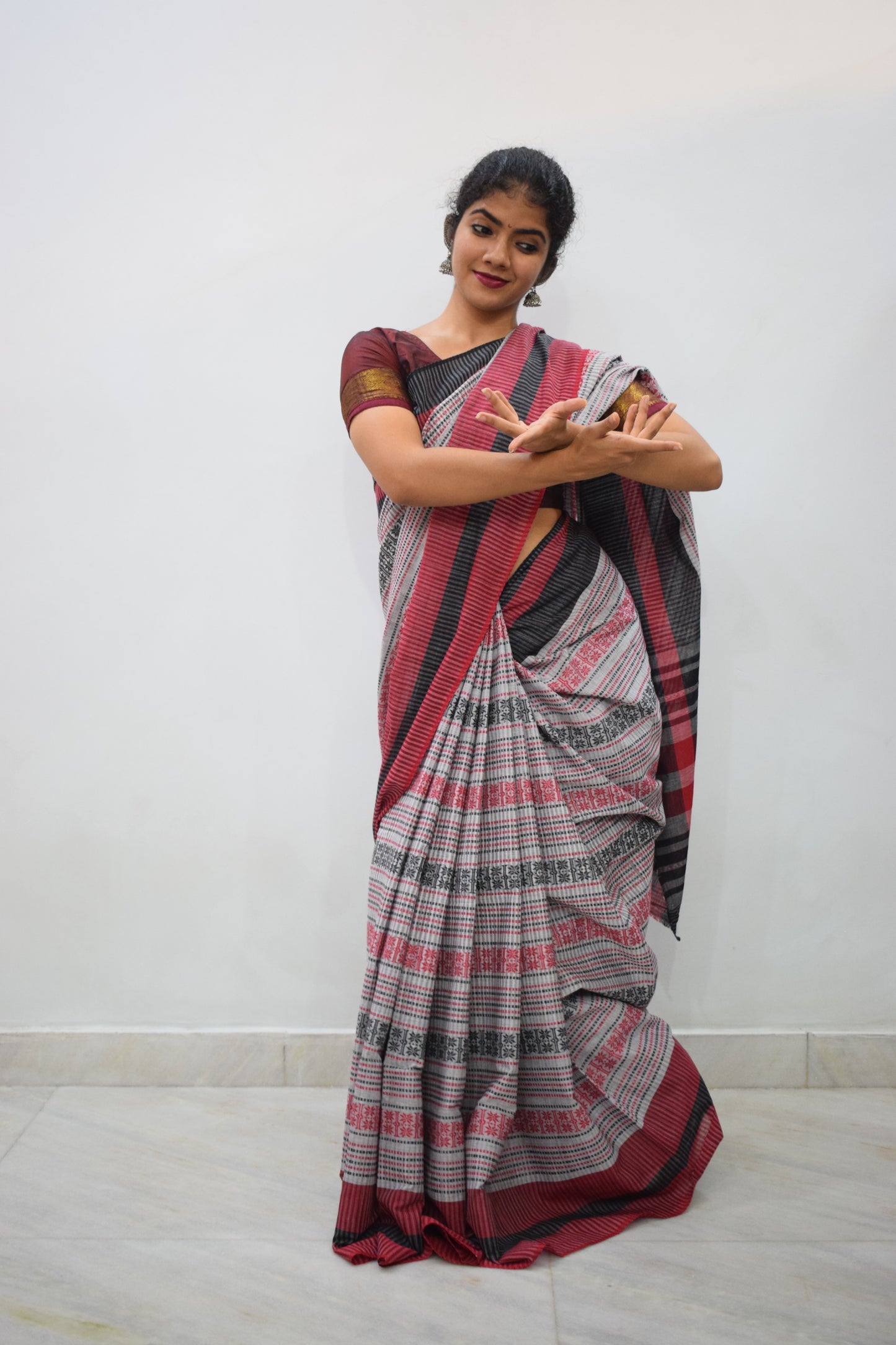 Samyuktā: Grey & Red Dhaniakhali Cotton Saree