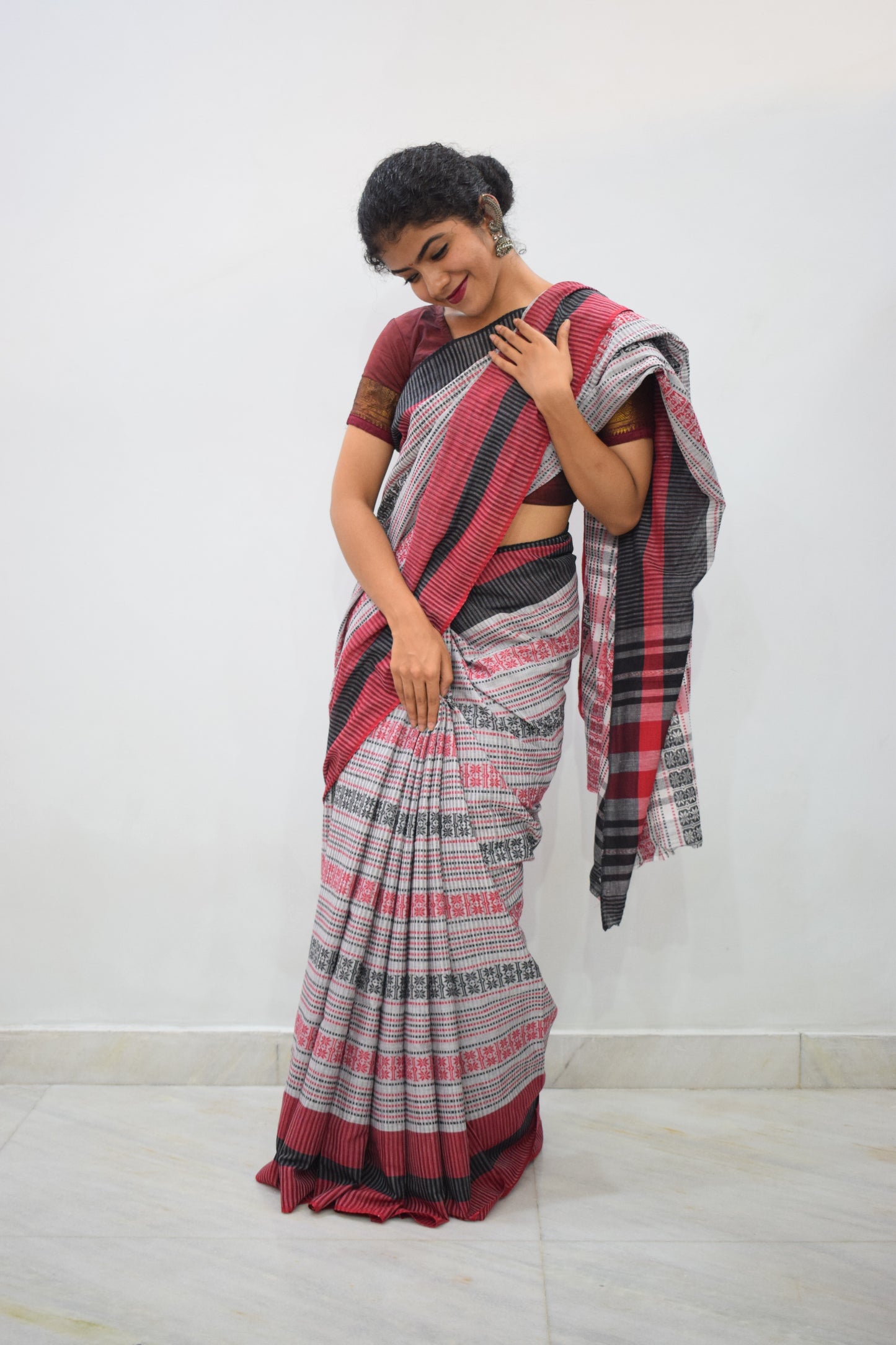 Samyuktā: Grey & Red Dhaniakhali Cotton Saree