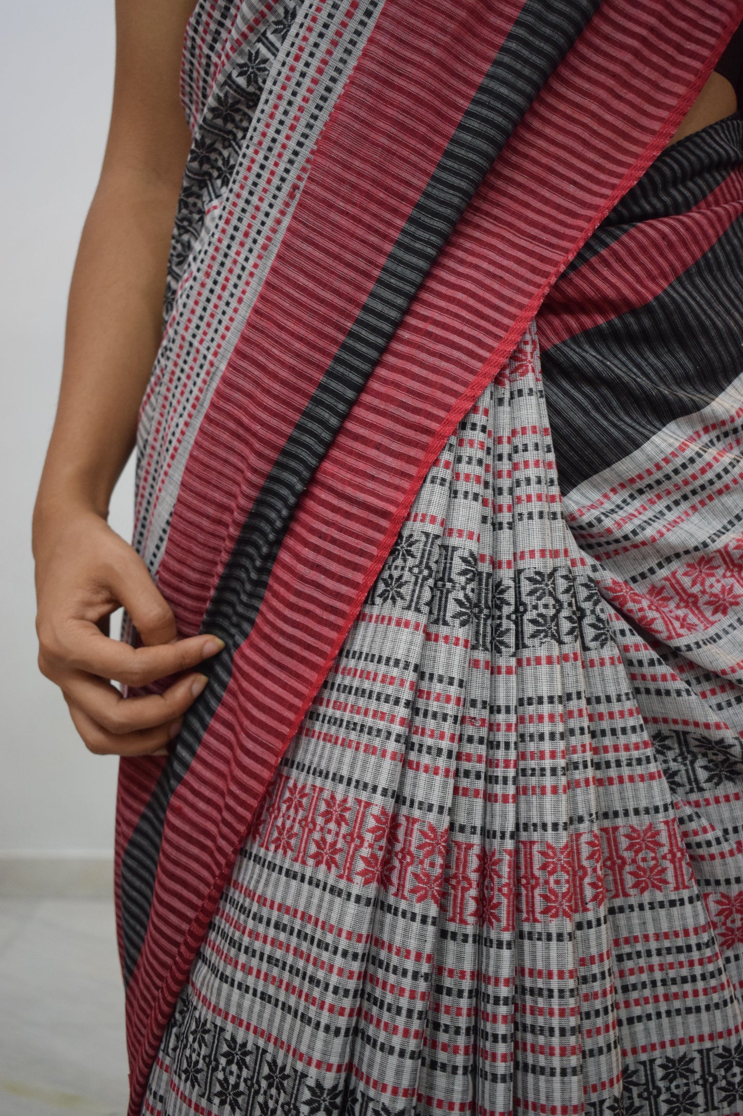 Samyuktā: Grey & Red Dhaniakhali Cotton Saree