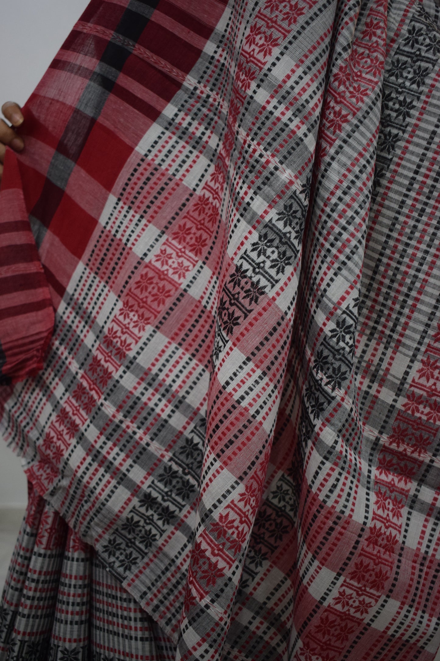 Samyuktā: Grey & Red Dhaniakhali Cotton Saree