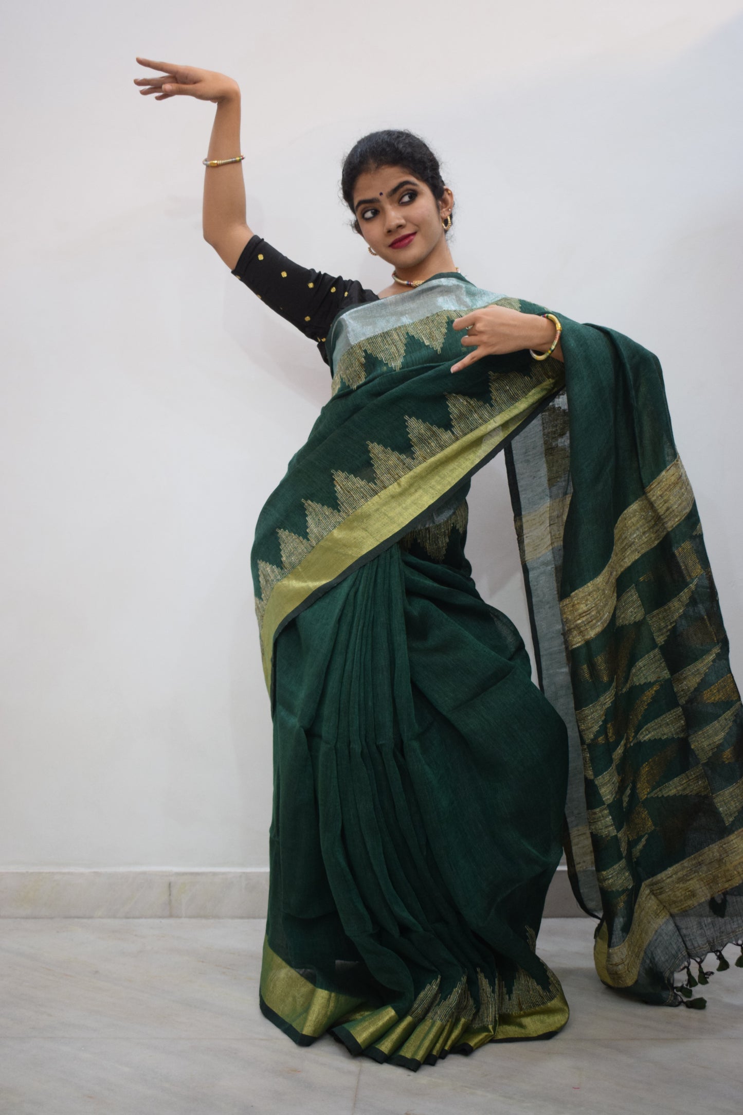 Shaila- Green Linen Temple Jamdani Saree