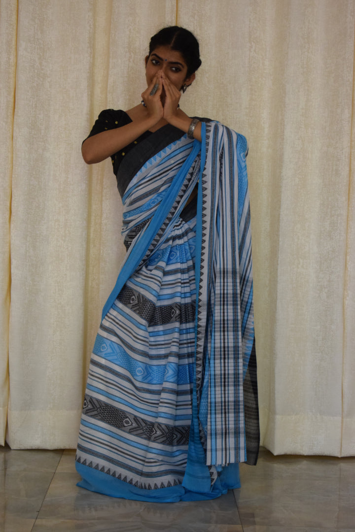 Aakasha: White & blue Dhaniakhali fish motif cotton saree