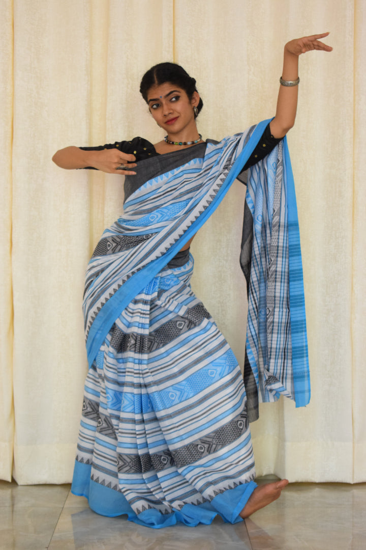 Aakasha: White & blue Dhaniakhali fish motif cotton saree