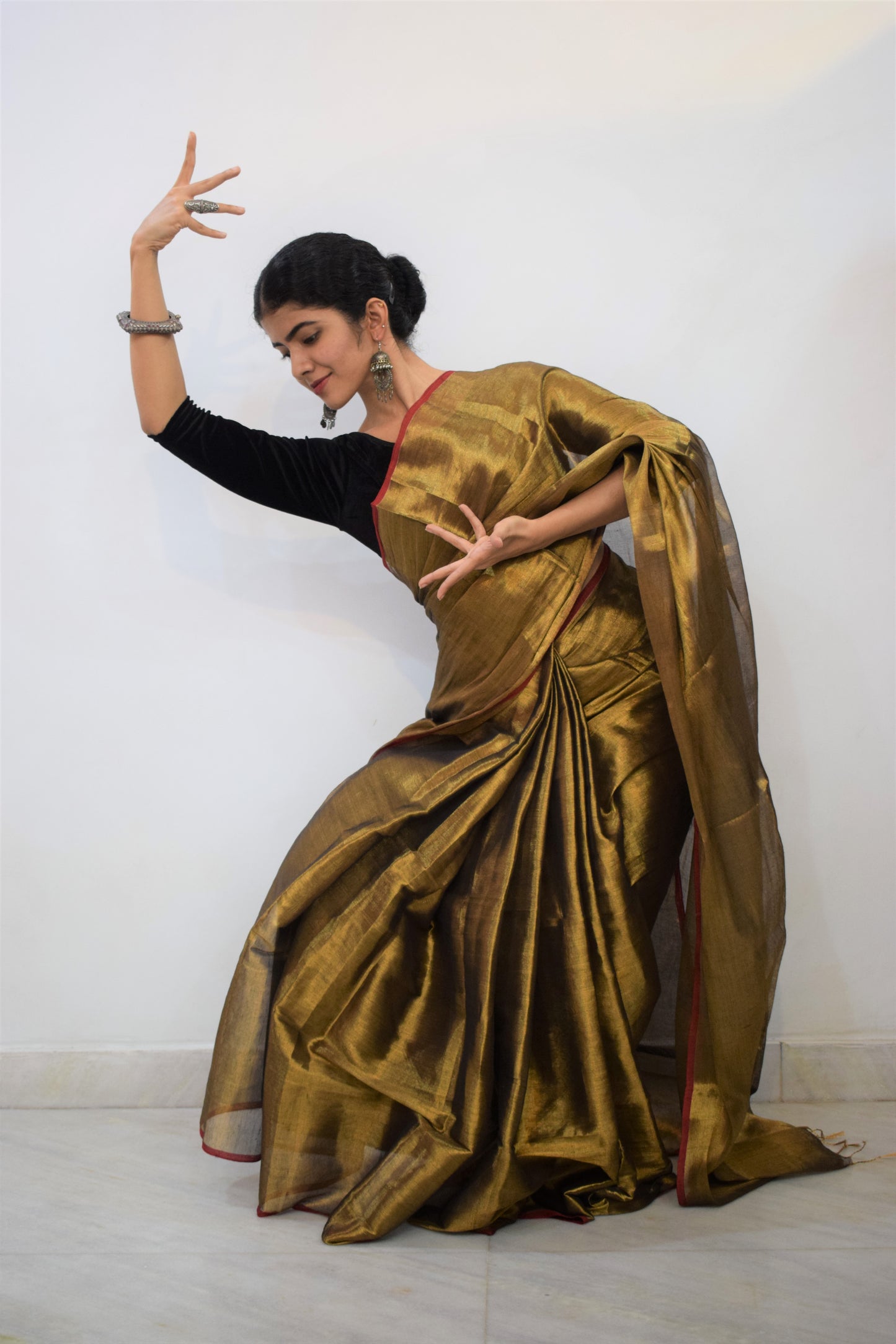 Anaghā - Gold Mul-Zari Tissue Saree