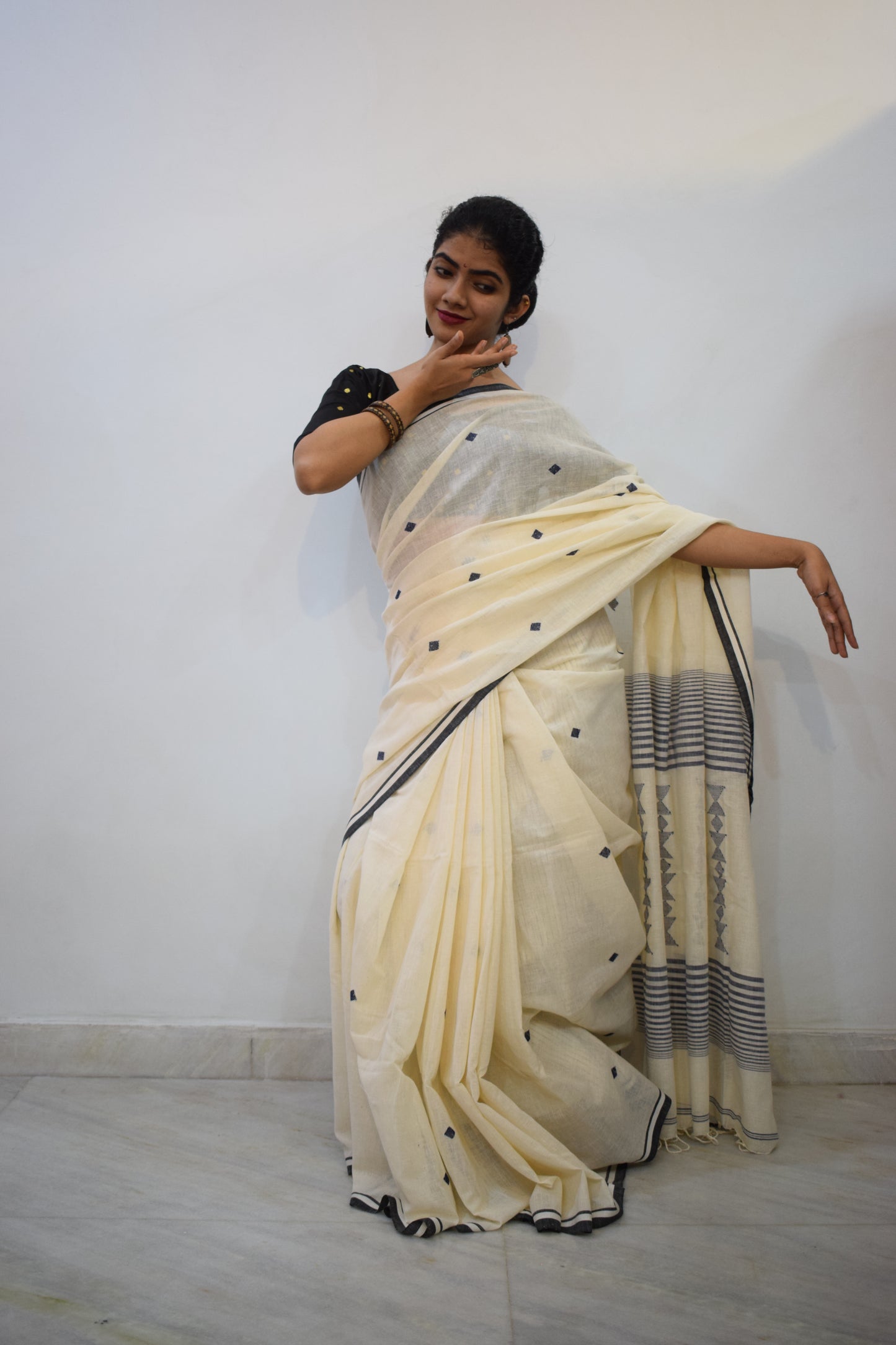 Gāyathri- Off White Khadi Cotton Jamdani Saree