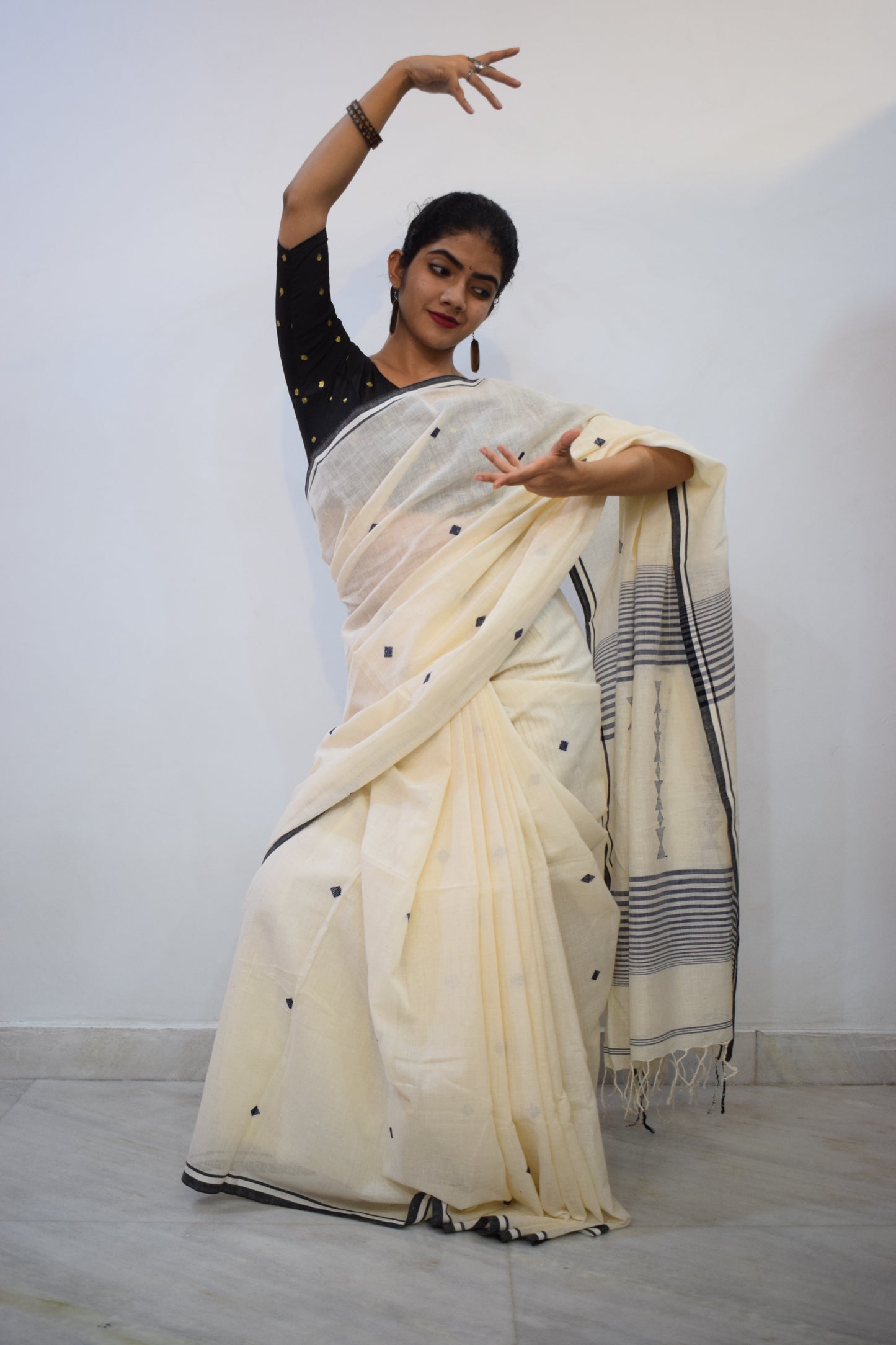 Gāyathri- Off White Khadi Cotton Jamdani Saree