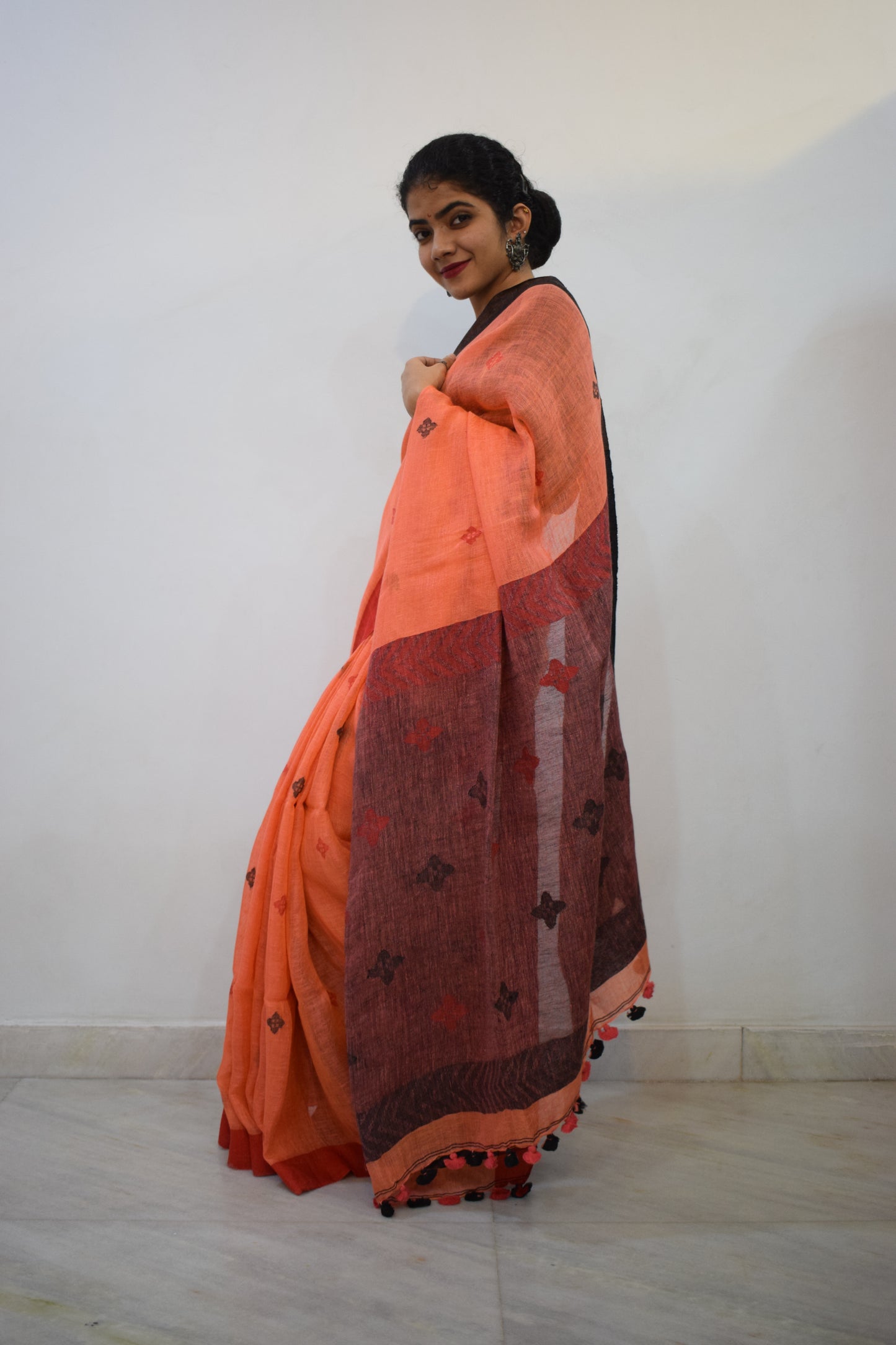 Vasudhākumāri- Peach & Rust Linen Jamdani Saree