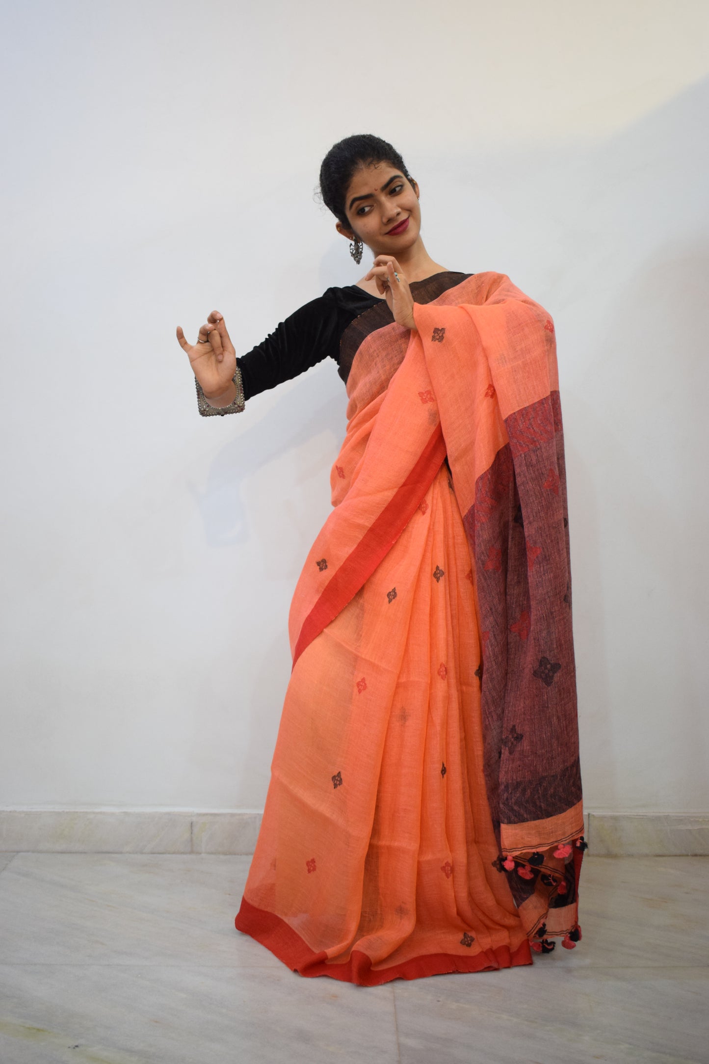 Vasudhākumāri- Peach & Rust Linen Jamdani Saree