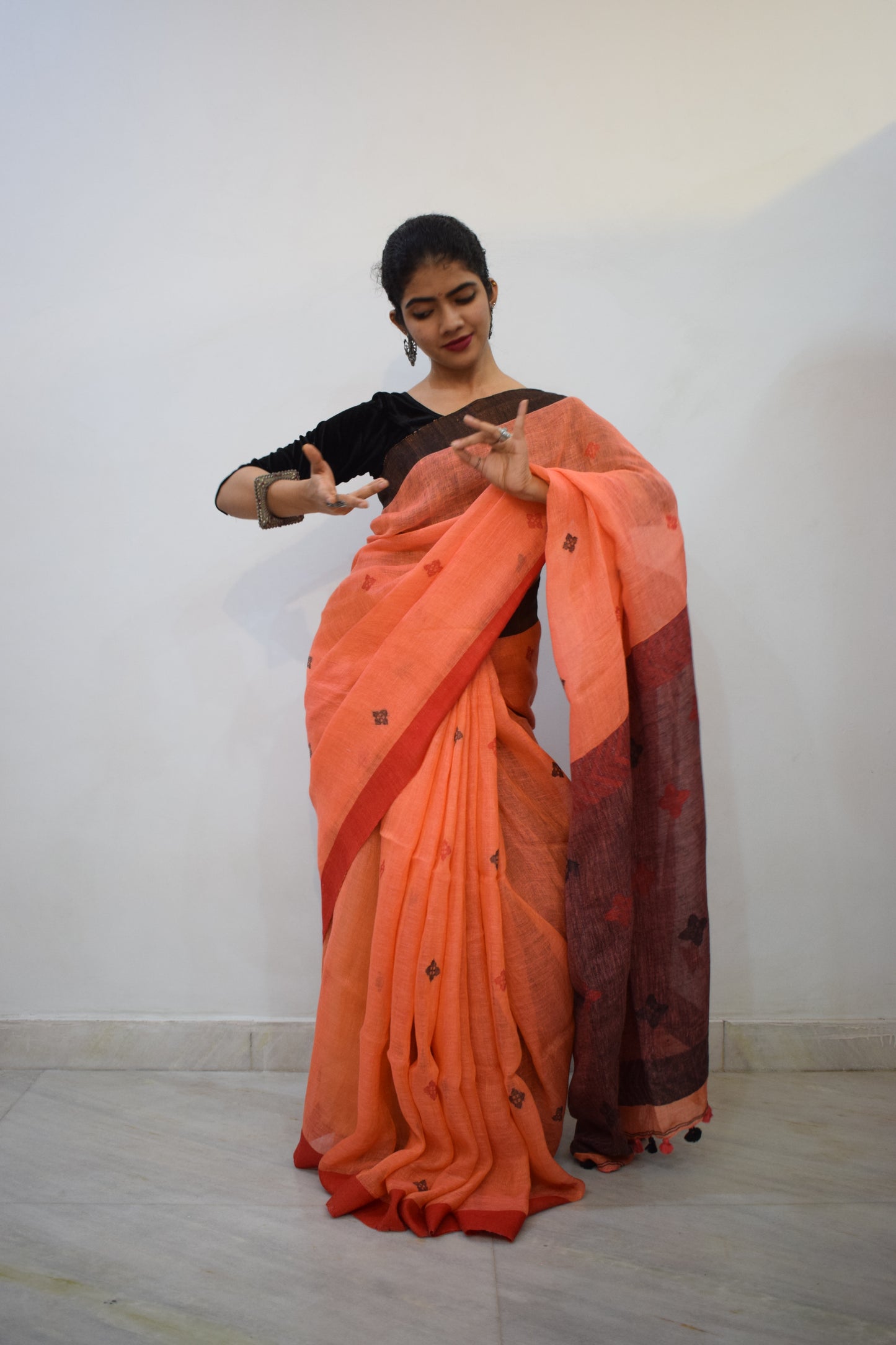 Vasudhākumāri- Peach & Rust Linen Jamdani Saree