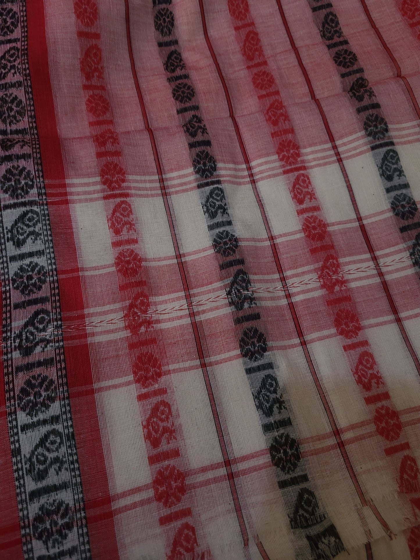 Rudrakshi- White & Red Dhaniakhali Cotton Saree